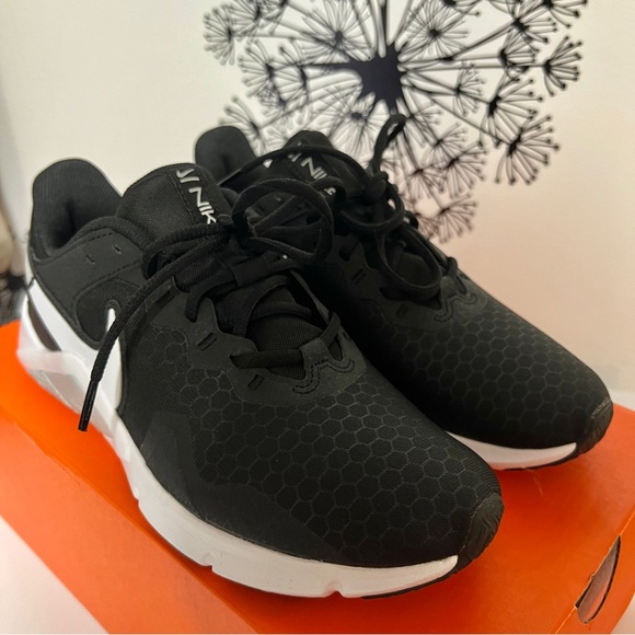 (New) Nike Legend Essential 2 Athletic Women's Training Shoes - Picture 3 of 7